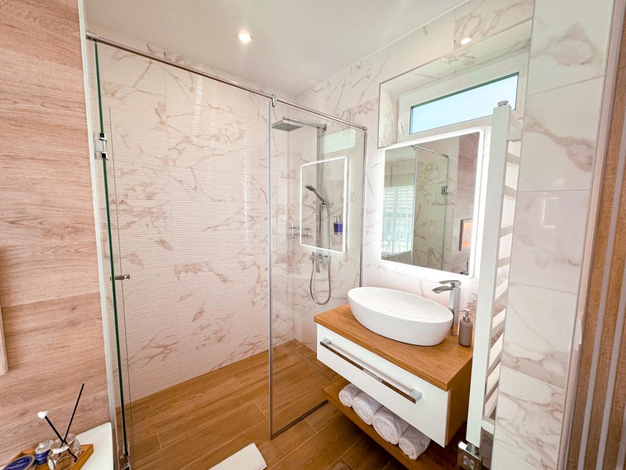 Twin Premium Apartman ตีฮานี ภายนอก รูปภาพ